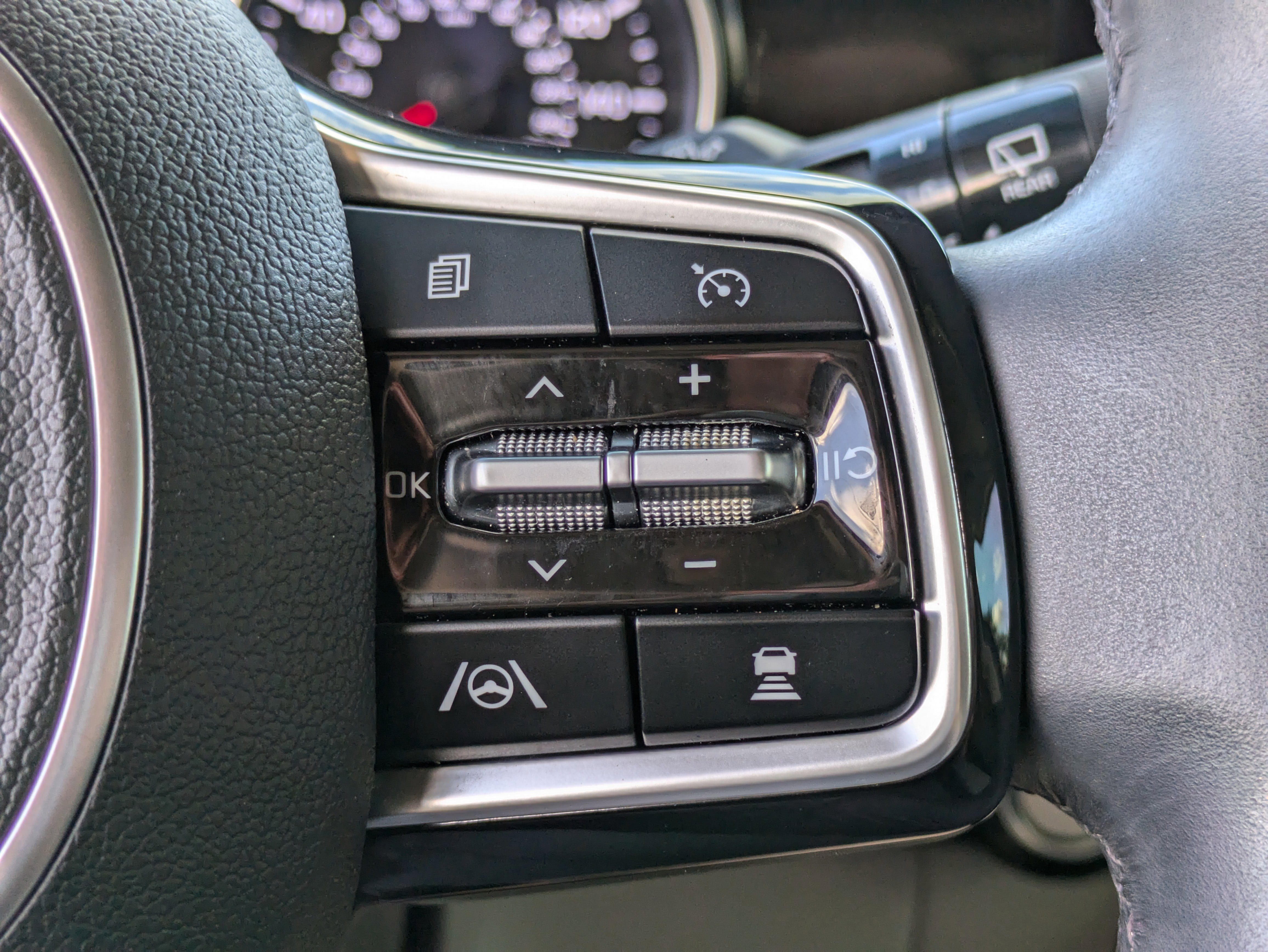 Used 2024 Kia Carnival EX image 26