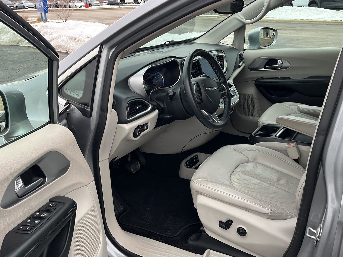 Used 2018 Chrysler Pacifica Touring-L image 9