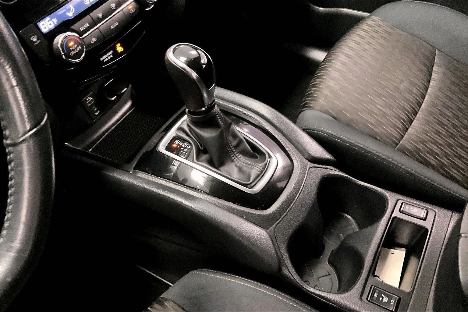 Used 2017 Nissan Rogue SV image 16