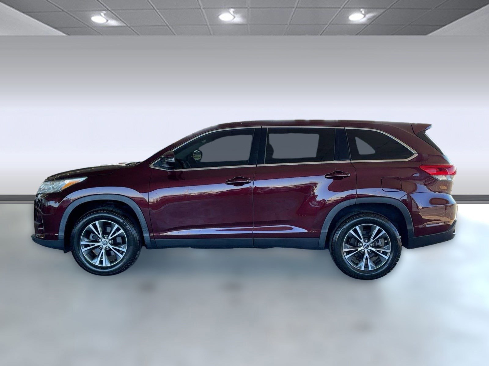 Used 2019 Toyota Highlander LE image 2