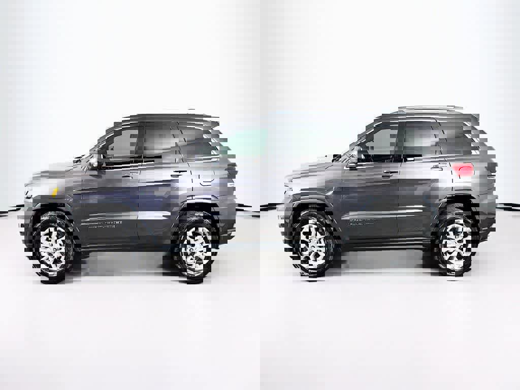 Used 2021 Jeep Grand Cherokee Laredo image 2