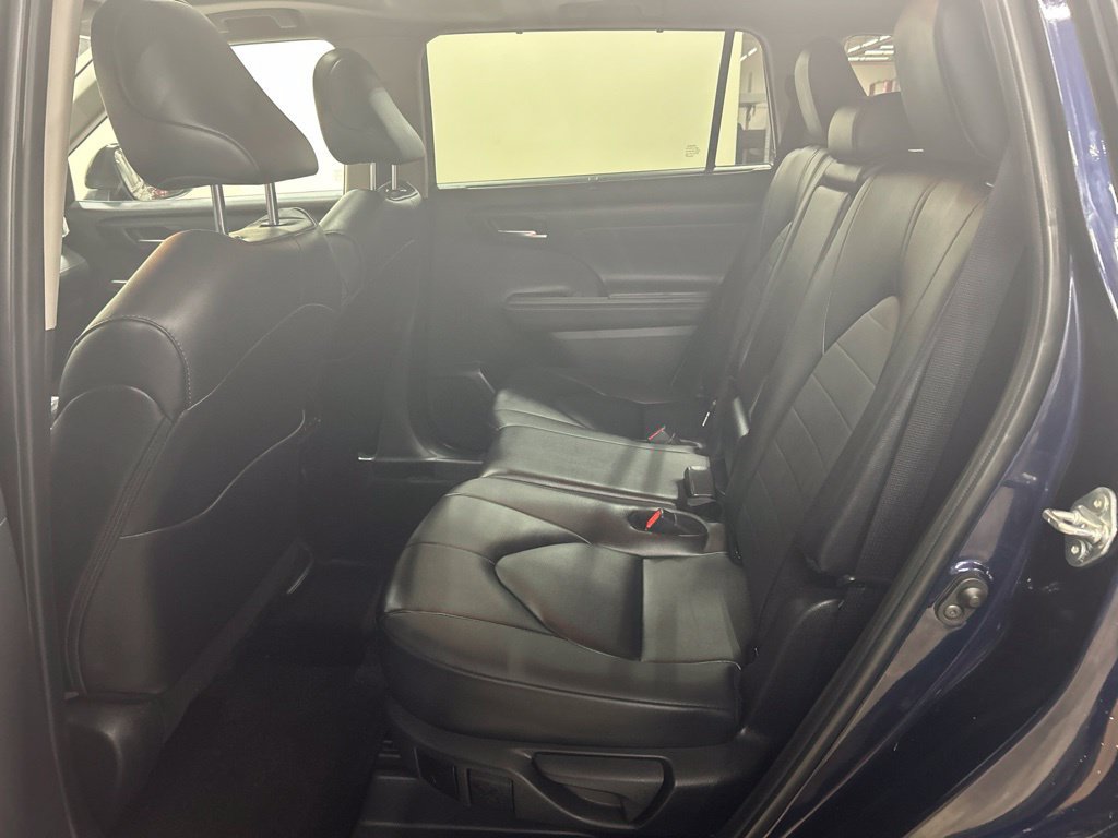 Used 2025 Toyota Highlander XLE AWD/4WD image 16