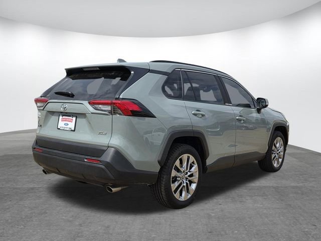 Used 2020 Toyota RAV4 XLE Premium image 4