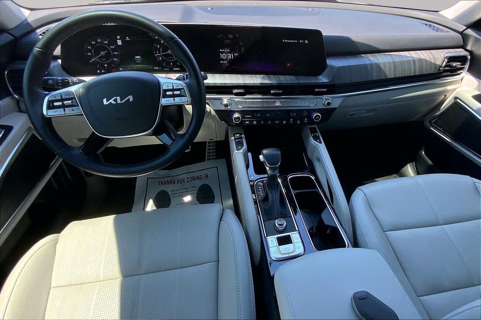 Used 2025 Kia Telluride SX w/ SX Captain's Chair Package FWD image 16