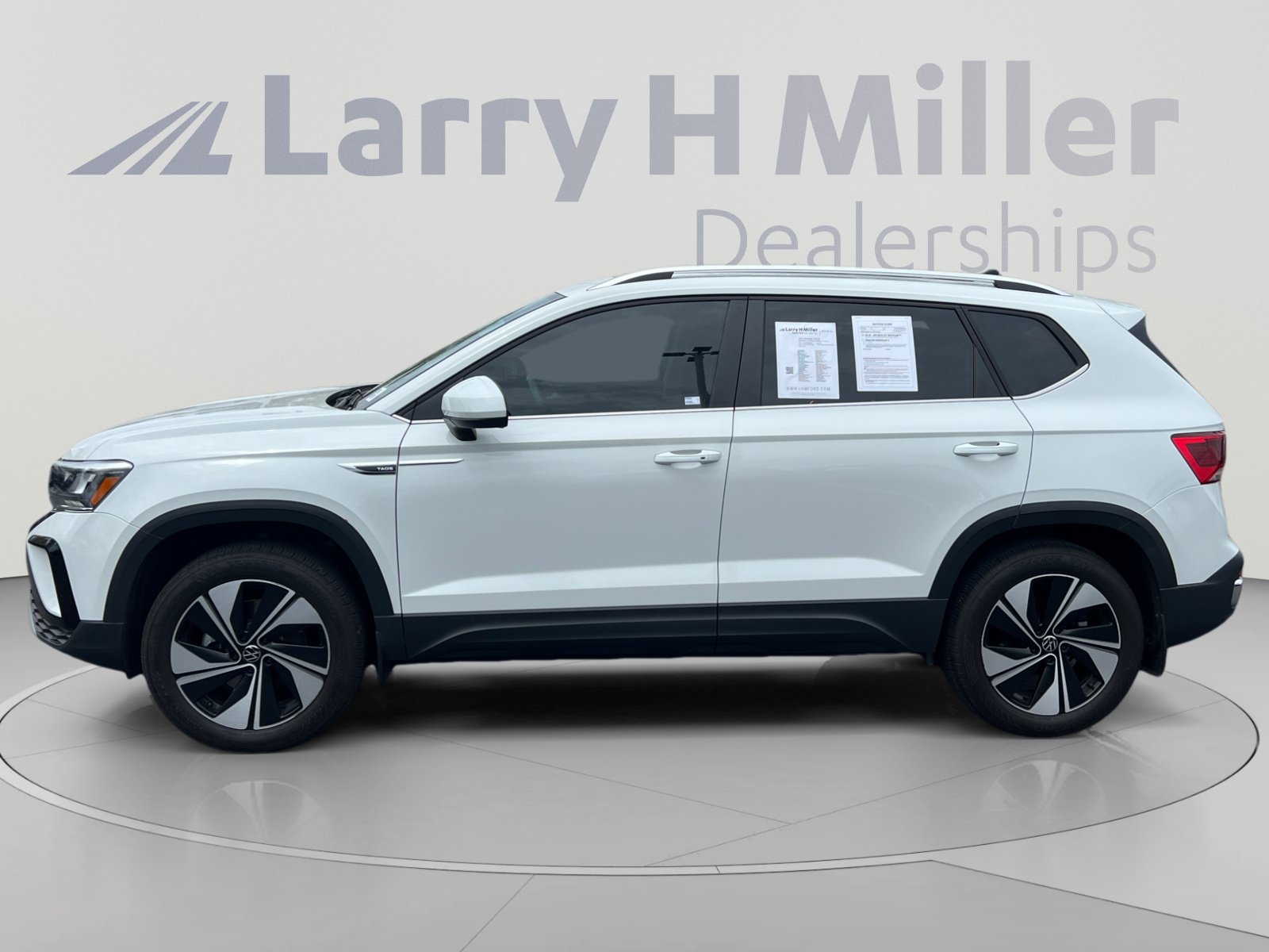 Used 2024 Volkswagen Taos SE w/ Panoramic Sunroof Package AWD/4WD image 2