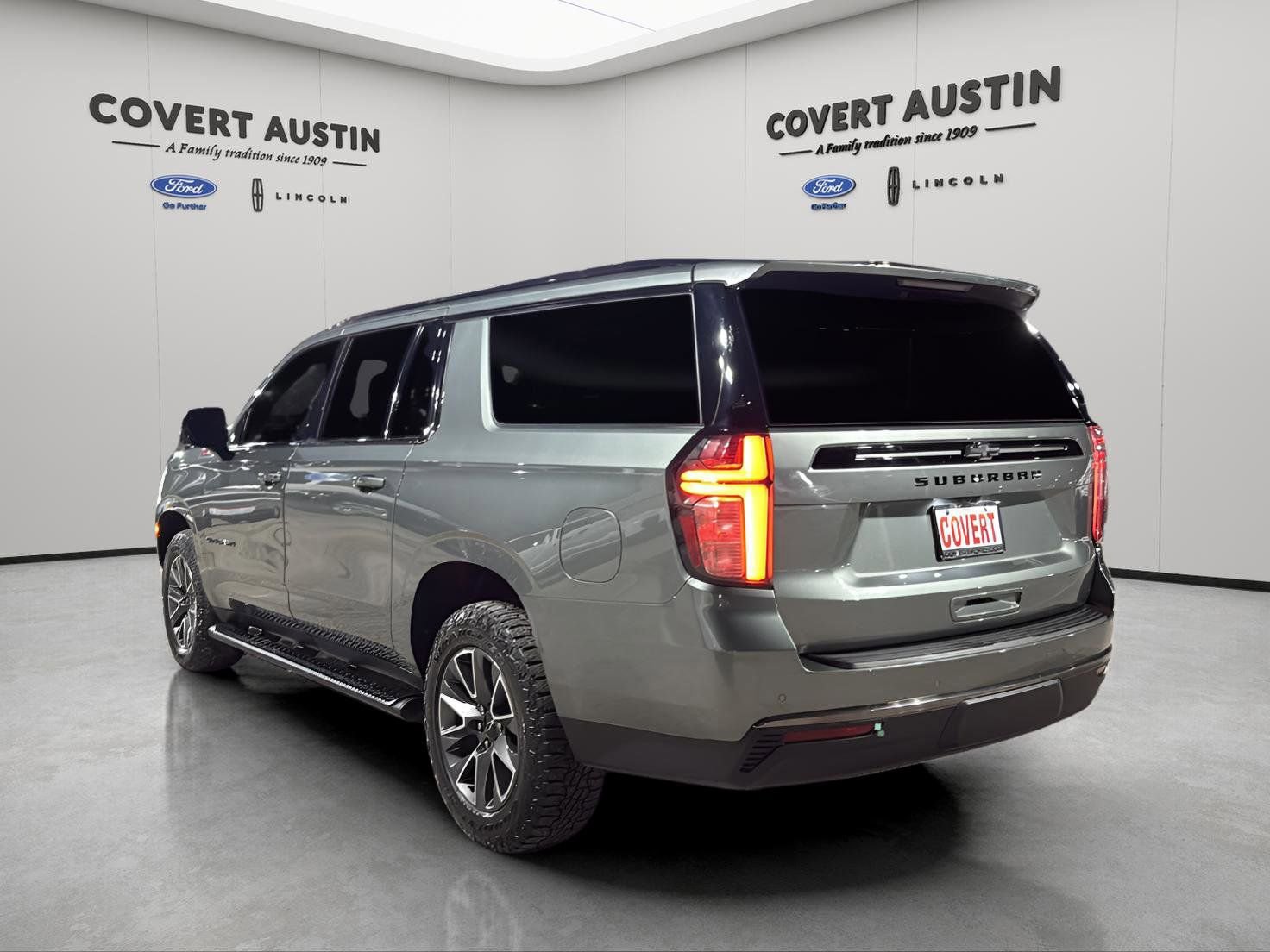 Used 2023 Chevrolet Suburban Z71 w/ Luxury Package image 3
