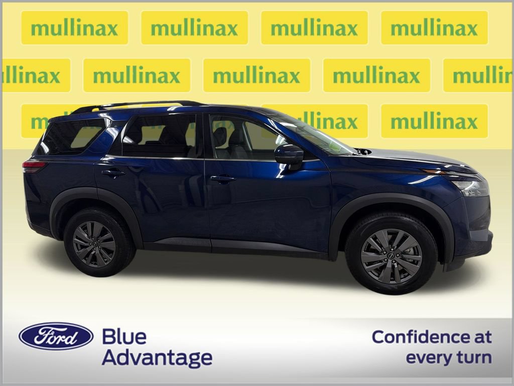 Used 2025 Nissan Pathfinder SV FWD image 2