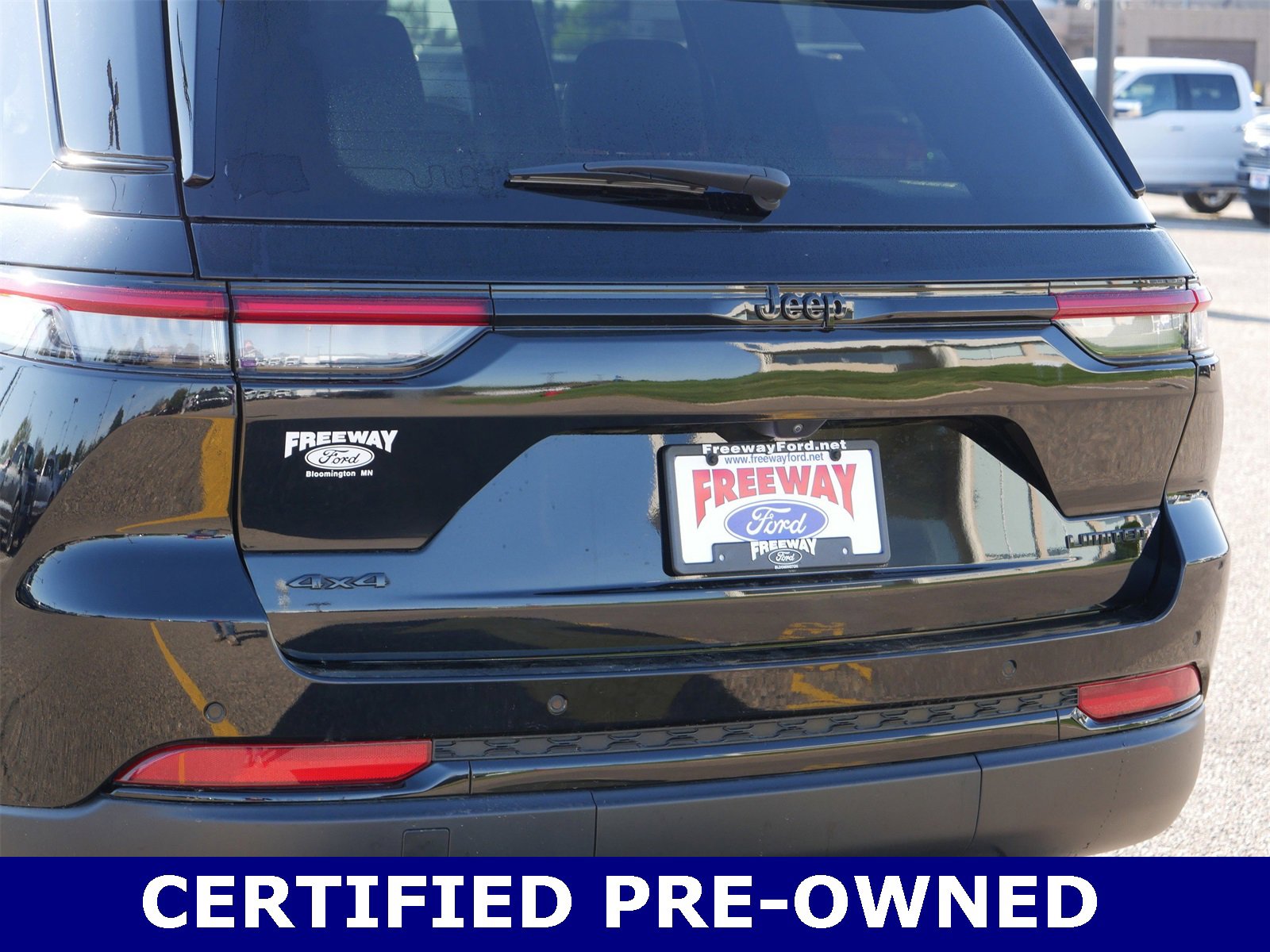 Used 2024 Jeep Grand Cherokee Limited w/ Black Appearance Package image 10