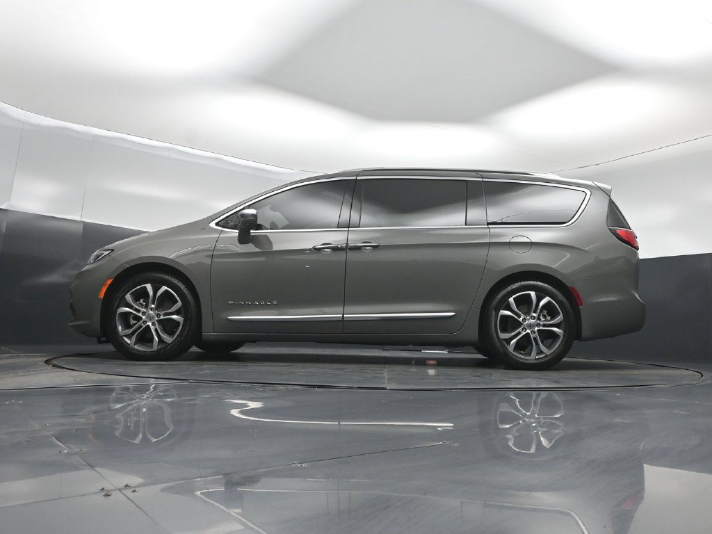 Used 2024 Chrysler Pacifica Pinnacle FWD image 43