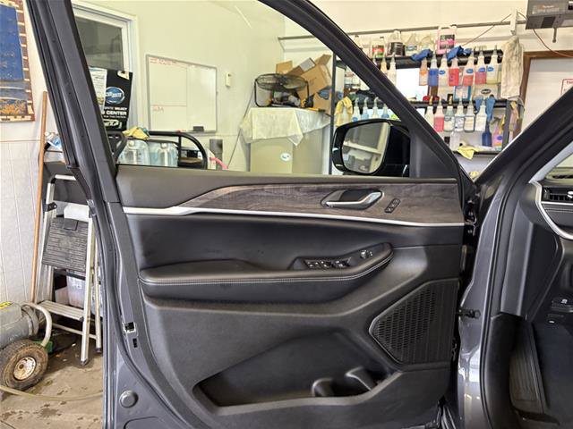 Used 2024 Jeep Grand Cherokee L Limited AWD/4WD image 12
