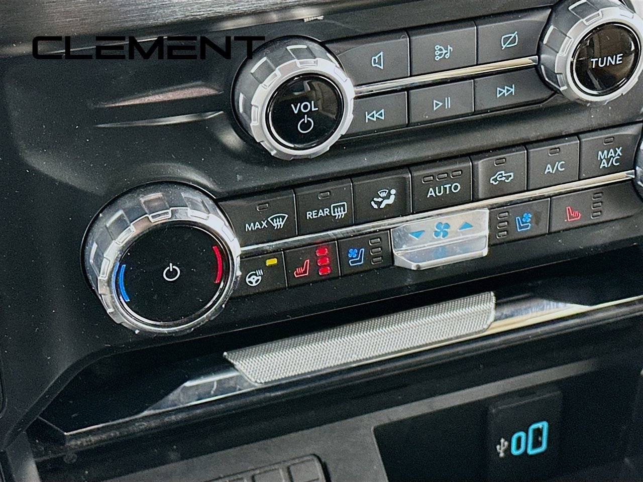 Certified 2023 Ford F250 Lariat w/ Black Appearance Package image 23