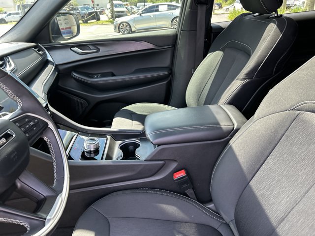 Used 2025 Jeep Grand Cherokee L Laredo w/ Luxury Tech Group I RWD image 18