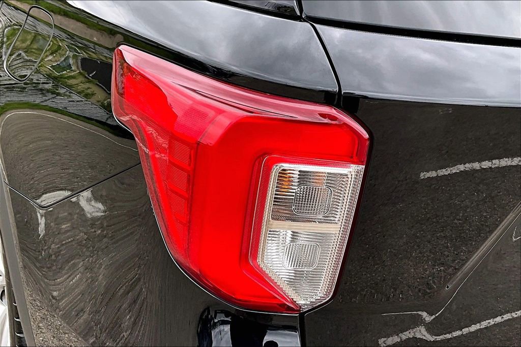 Certified 2023 Ford Explorer Platinum w/ Technology Package AWD/4WD image 31