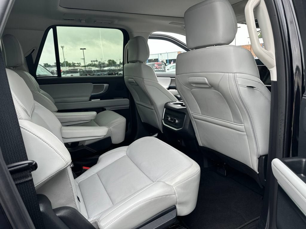 Certified 2025 Ford Expedition Max Platinum w/ Driver's Package AWD/4WD image 11