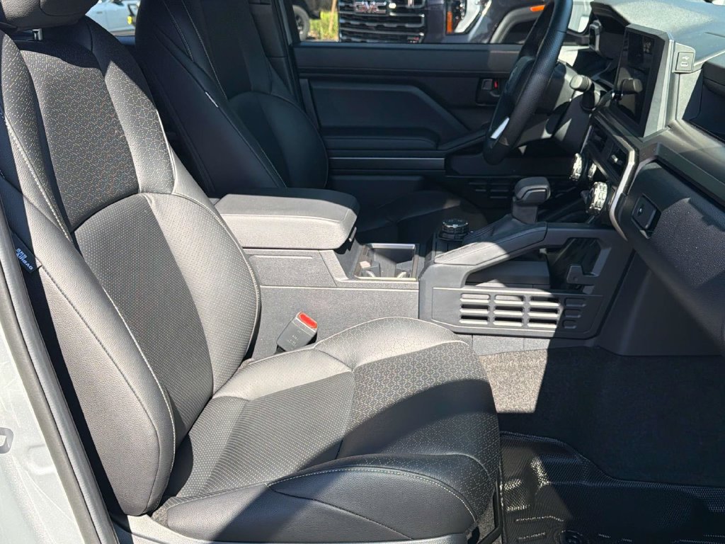 Used 2025 Toyota 4Runner SR5 AWD/4WD image 33