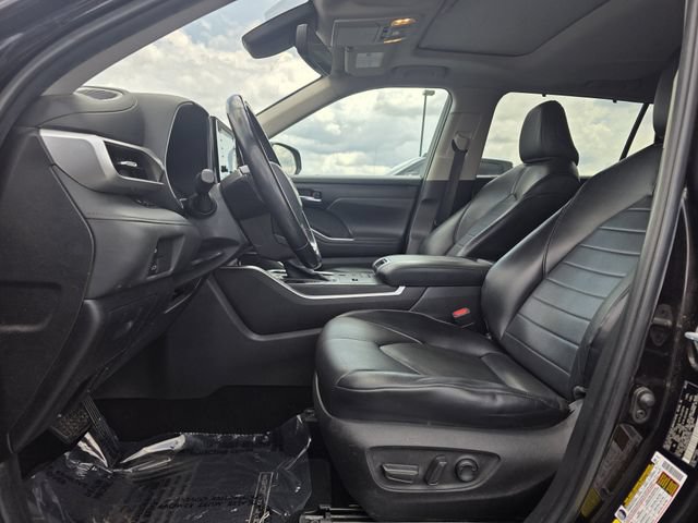 Used 2022 Toyota Highlander XLE FWD image 12