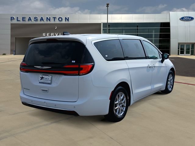Used 2024 Chrysler Pacifica Touring-L FWD image 5