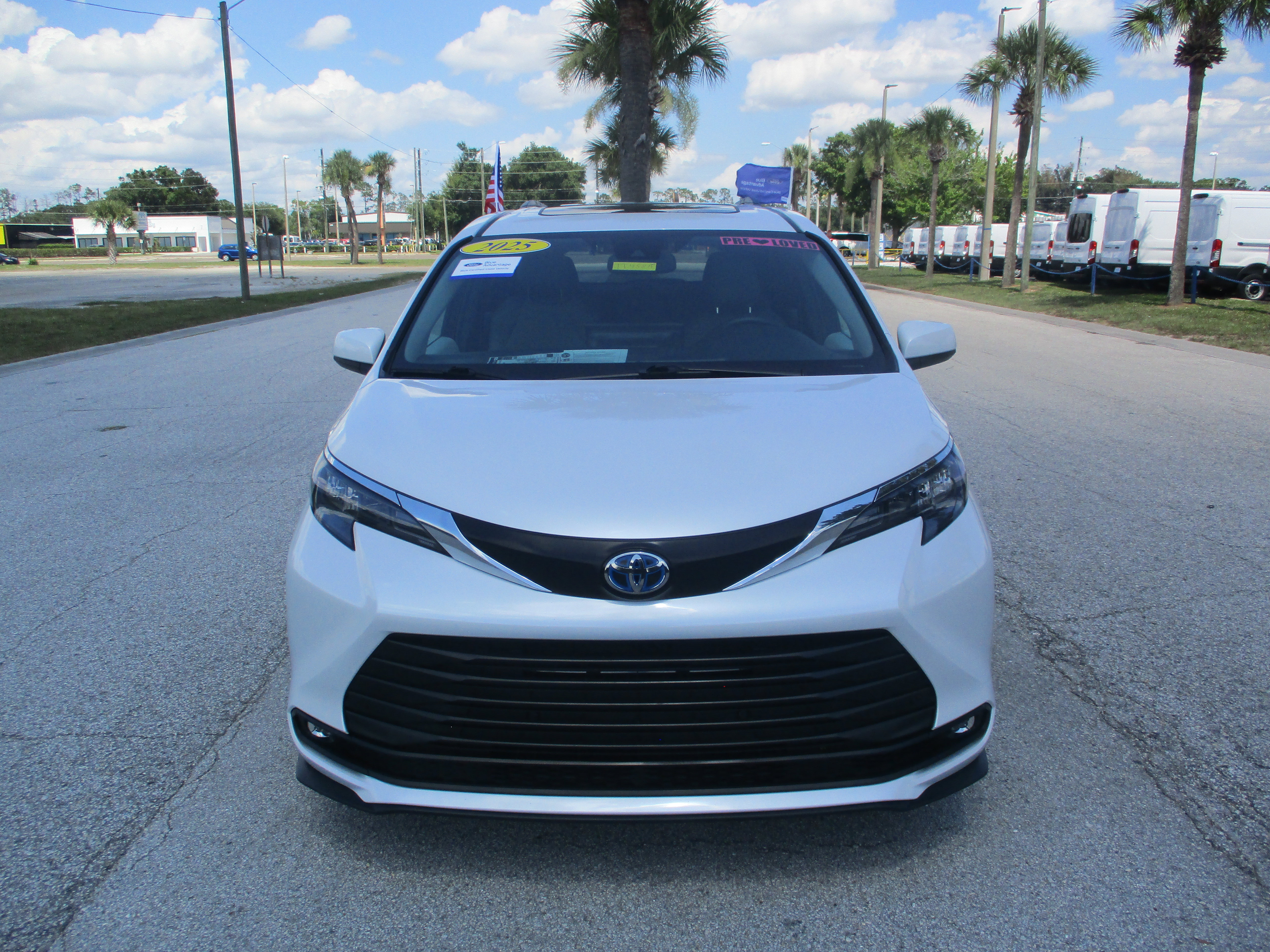 Used 2025 Toyota Sienna XLE FWD image 2