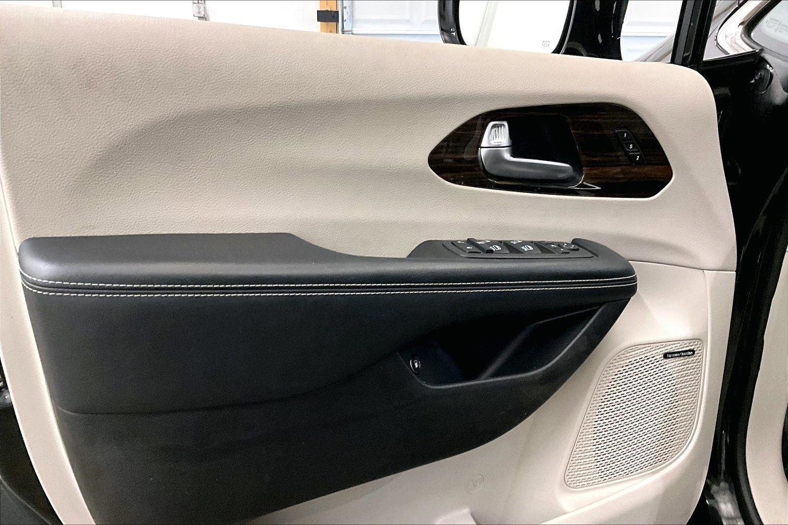 Used 2022 Chrysler Pacifica Limited image 22