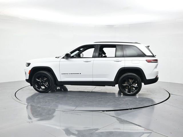 Used 2023 Jeep Grand Cherokee Altitude RWD image 7