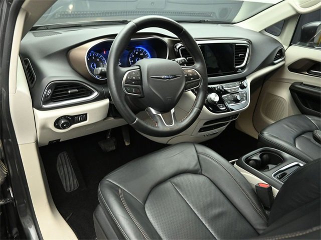 Used 2017 Chrysler Pacifica Touring-L Plus image 25