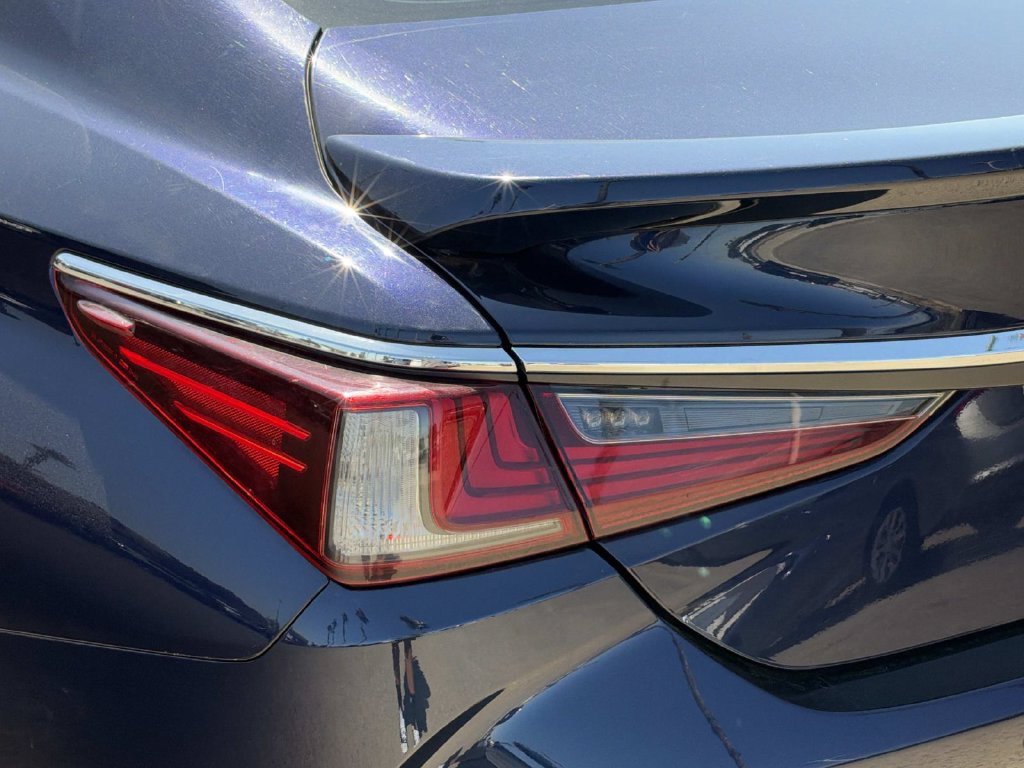 Used 2019 Lexus ES 300h w/ Premium Package FWD image 8