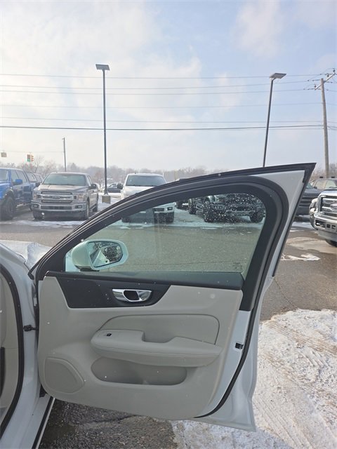 Used 2019 Volvo S60 T5 Momentum w/ Premium Package image 32