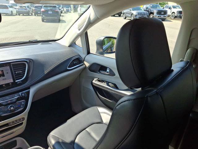 Used 2023 Chrysler Pacifica Touring-L FWD image 11