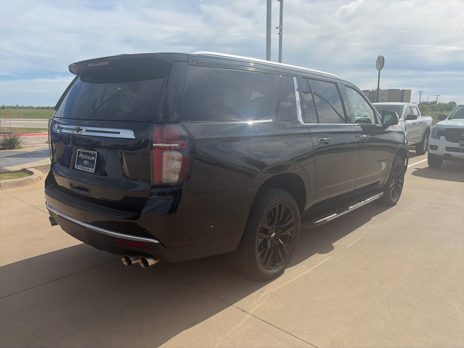 Used 2021 Chevrolet Suburban Premier w/ Premium Package RWD image 5