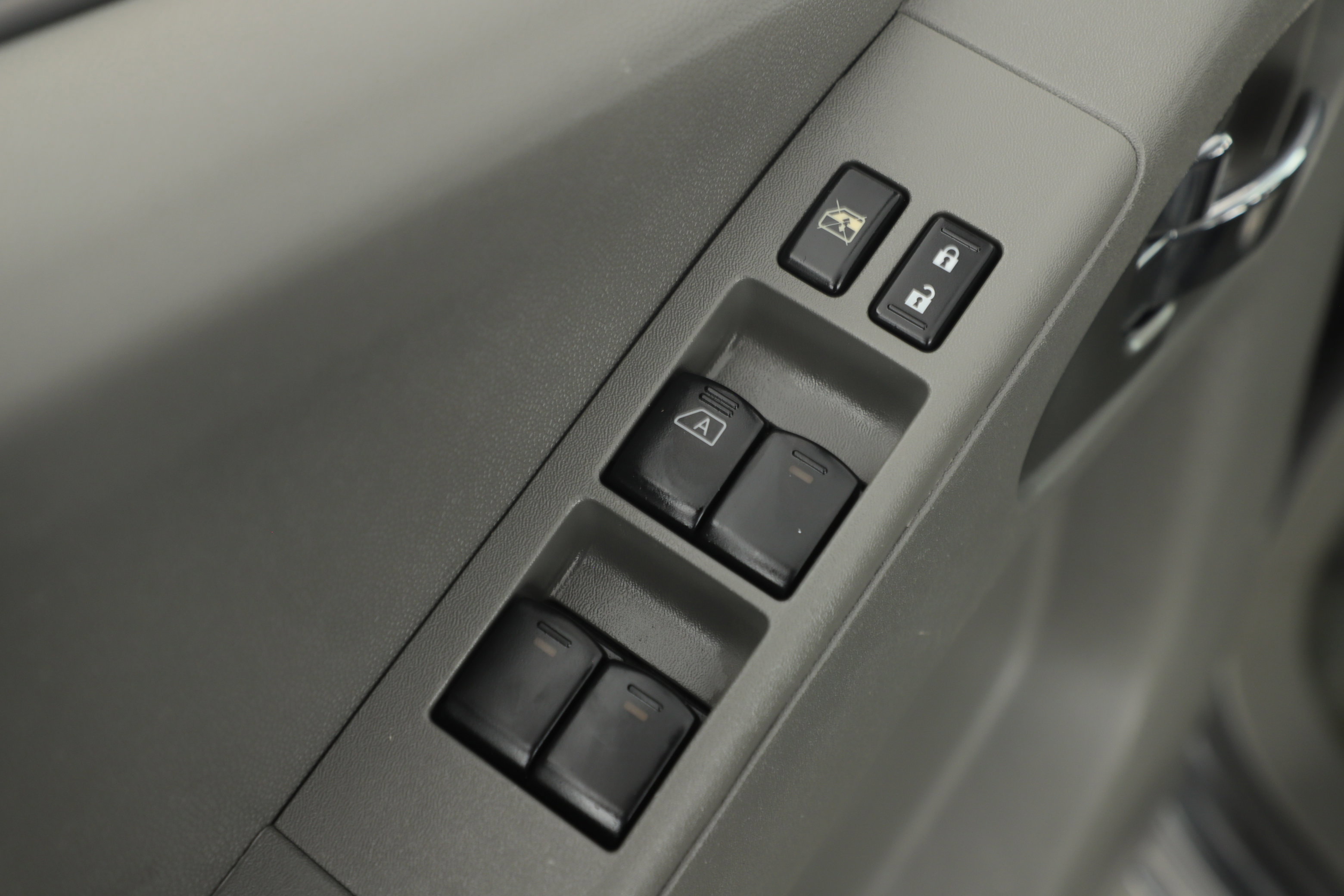 Used 2018 Nissan Frontier SV image 9