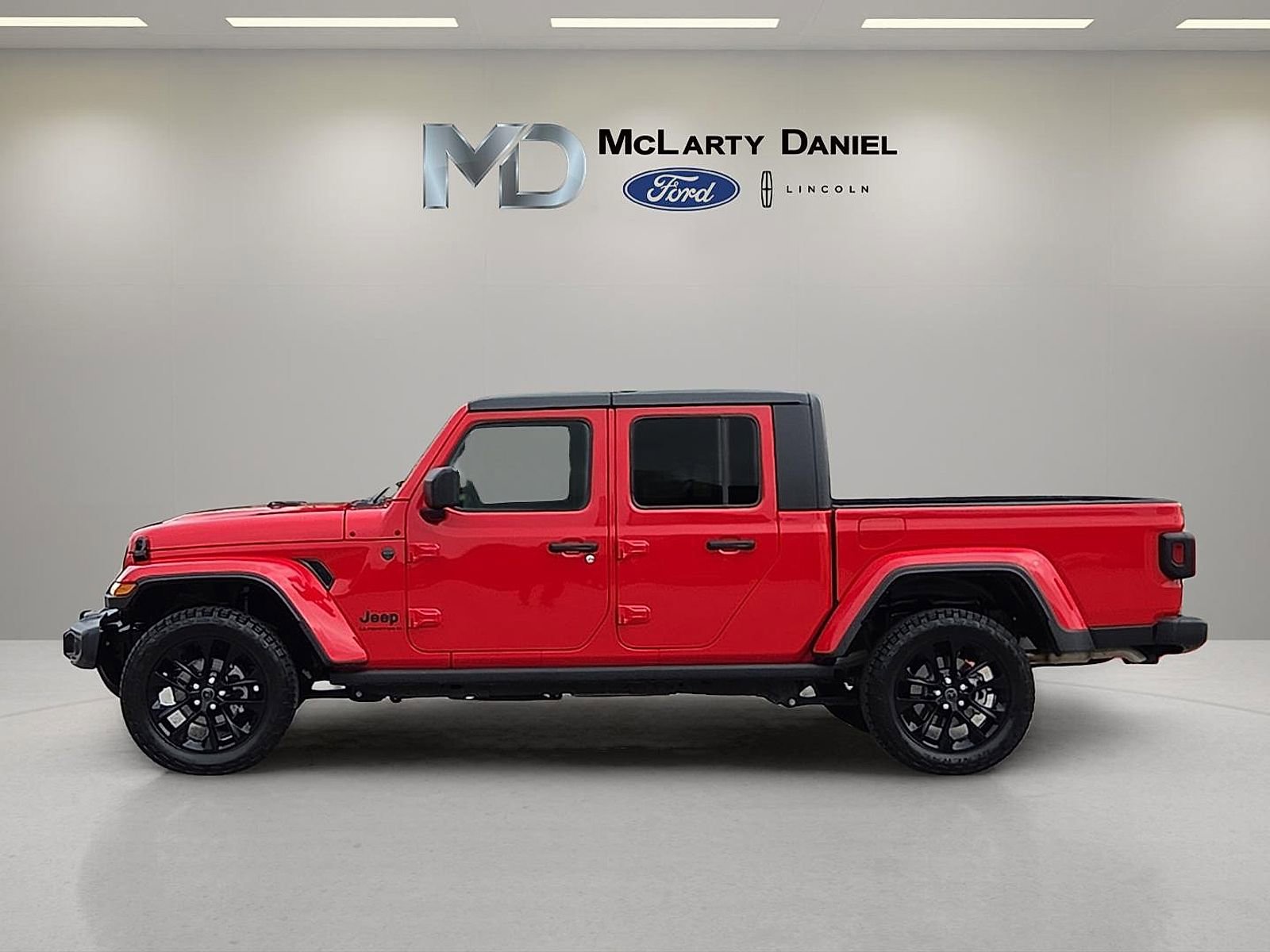 Used 2025 Jeep Gladiator Sport image 3