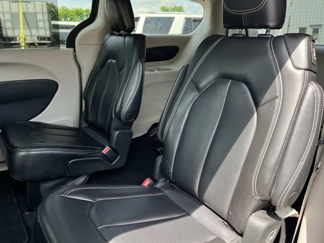 Used 2023 Chrysler Pacifica Touring-L FWD image 21