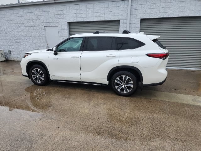 Used 2021 Toyota Highlander XLE AWD/4WD image 11