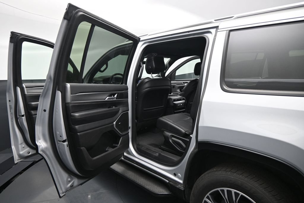Used 2025 Jeep Wagoneer Series II AWD/4WD image 18