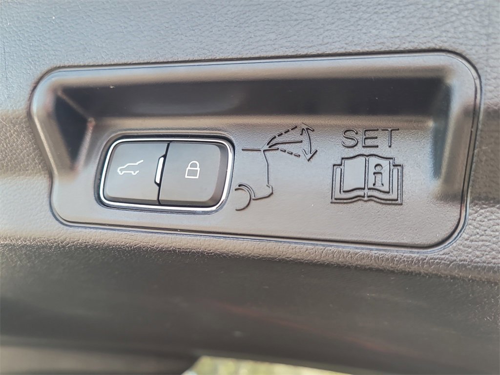 Certified 2022 Ford Explorer Platinum w/ Equipment Group 601A image 9