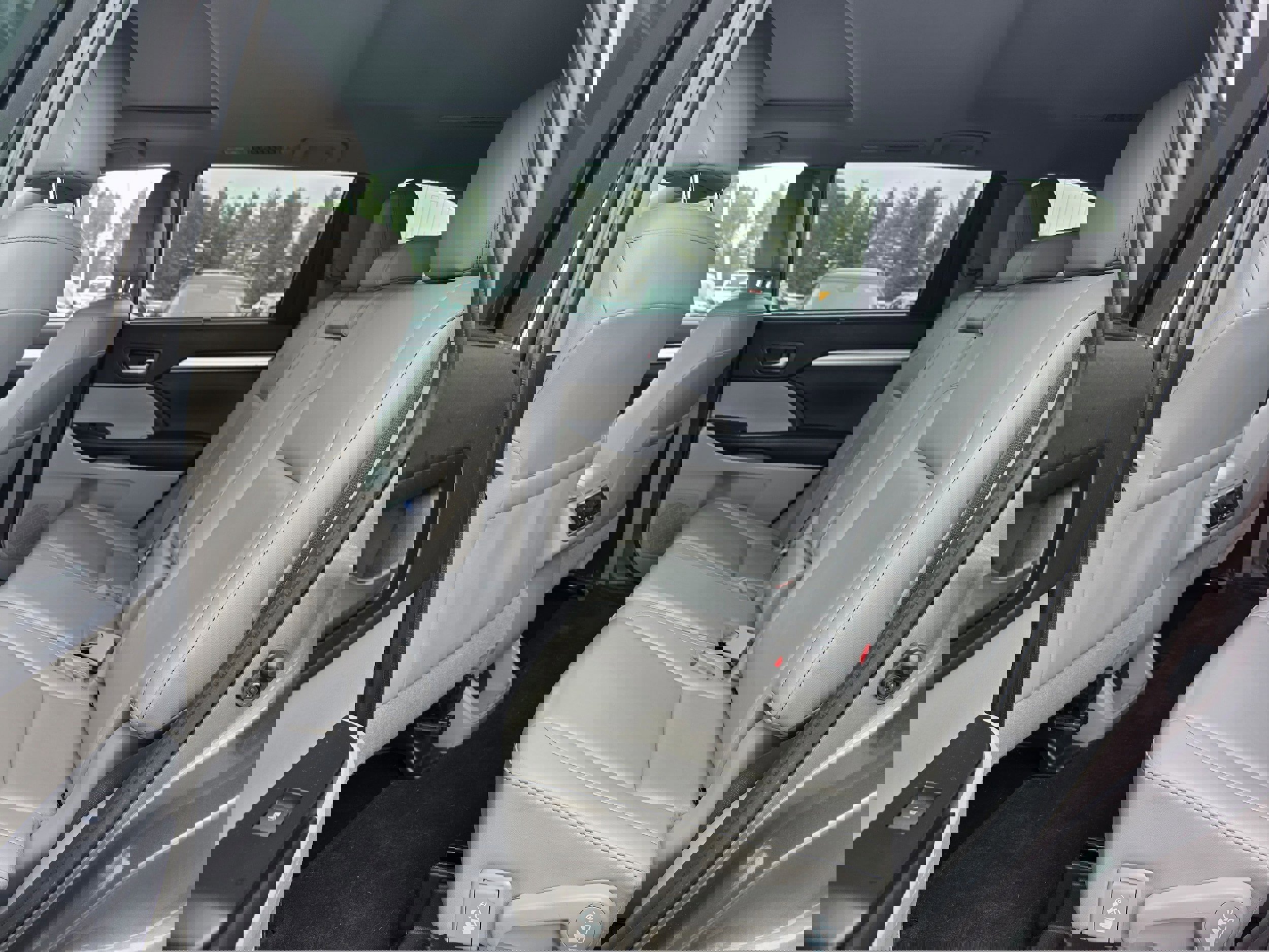 Used 2019 Toyota Highlander SE image 11