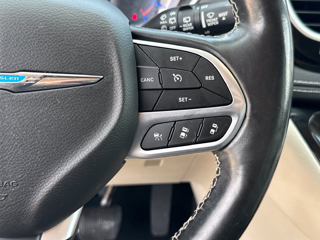 Used 2021 Chrysler Pacifica Touring-L FWD image 16