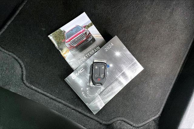 Used 2024 GMC Terrain SLT AWD/4WD image 12