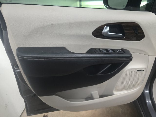 Used 2022 Chrysler Pacifica Limited FWD image 14