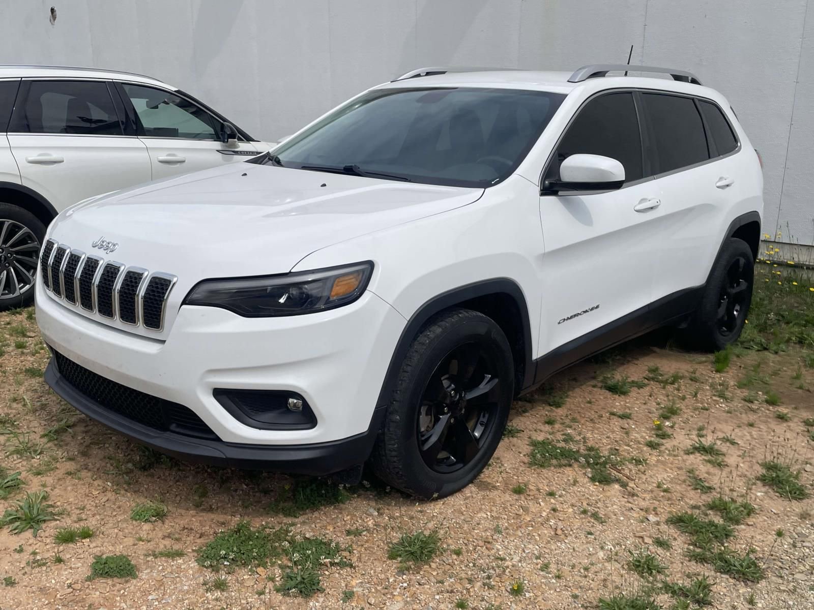 Used 2020 Jeep Cherokee Latitude Plus w/ Cold Weather Group FWD image 3