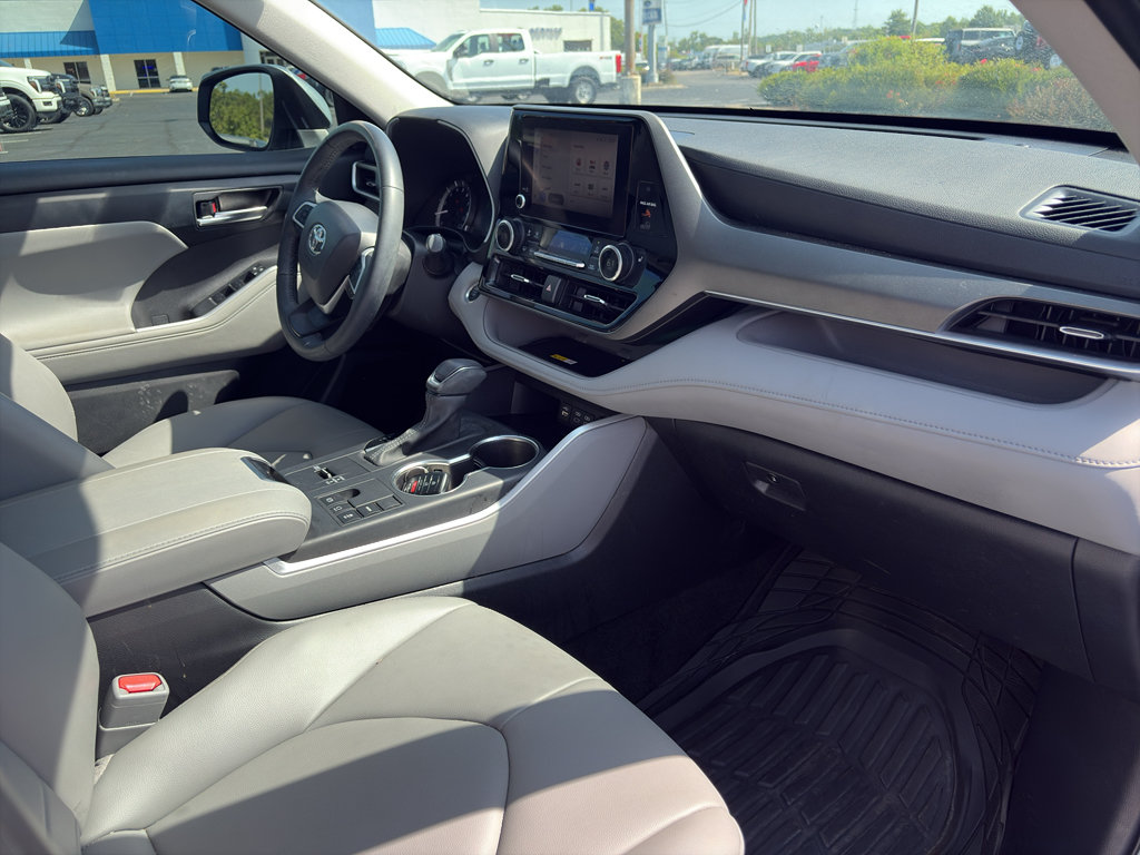 Used 2024 Toyota Highlander XLE FWD image 18