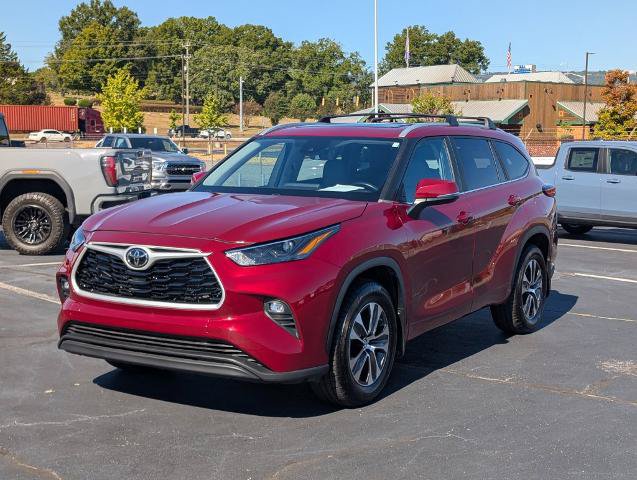 Used 2023 Toyota Highlander XLE FWD image 3