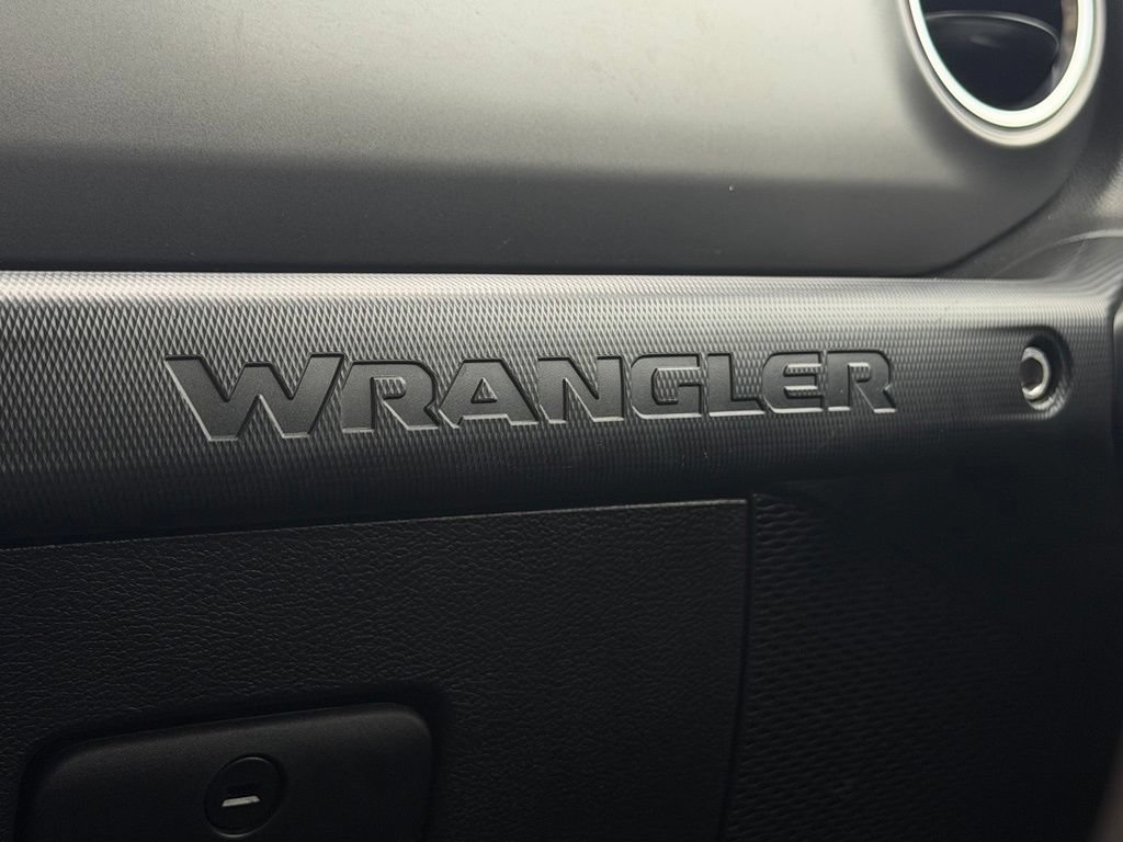 Used 2022 Jeep Wrangler Unlimited Rubicon 4xe w/ Cold Weather Group AWD/4WD image 38