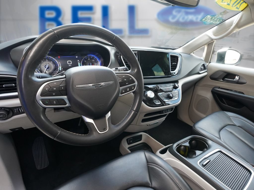 Used 2023 Chrysler Pacifica Touring-L FWD image 11