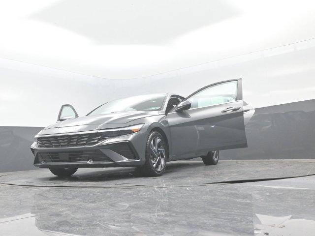 Used 2025 Hyundai Elantra SEL FWD image 32