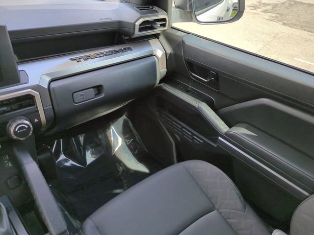 Used 2025 Toyota Tacoma SR5 AWD/4WD image 17