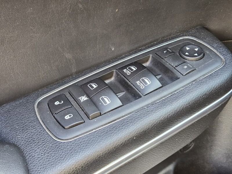 Used 2018 Chrysler 300 Limited w/ Safetytec Plus Group image 33