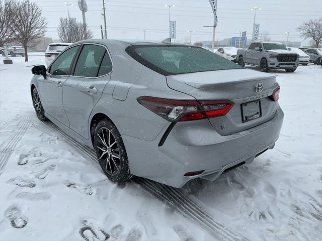 Used 2023 Toyota Camry SE image 4