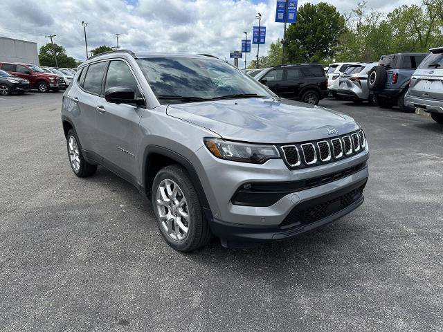 Used 2023 Jeep Compass Latitude w/ Sun and Sound Group AWD/4WD image 8