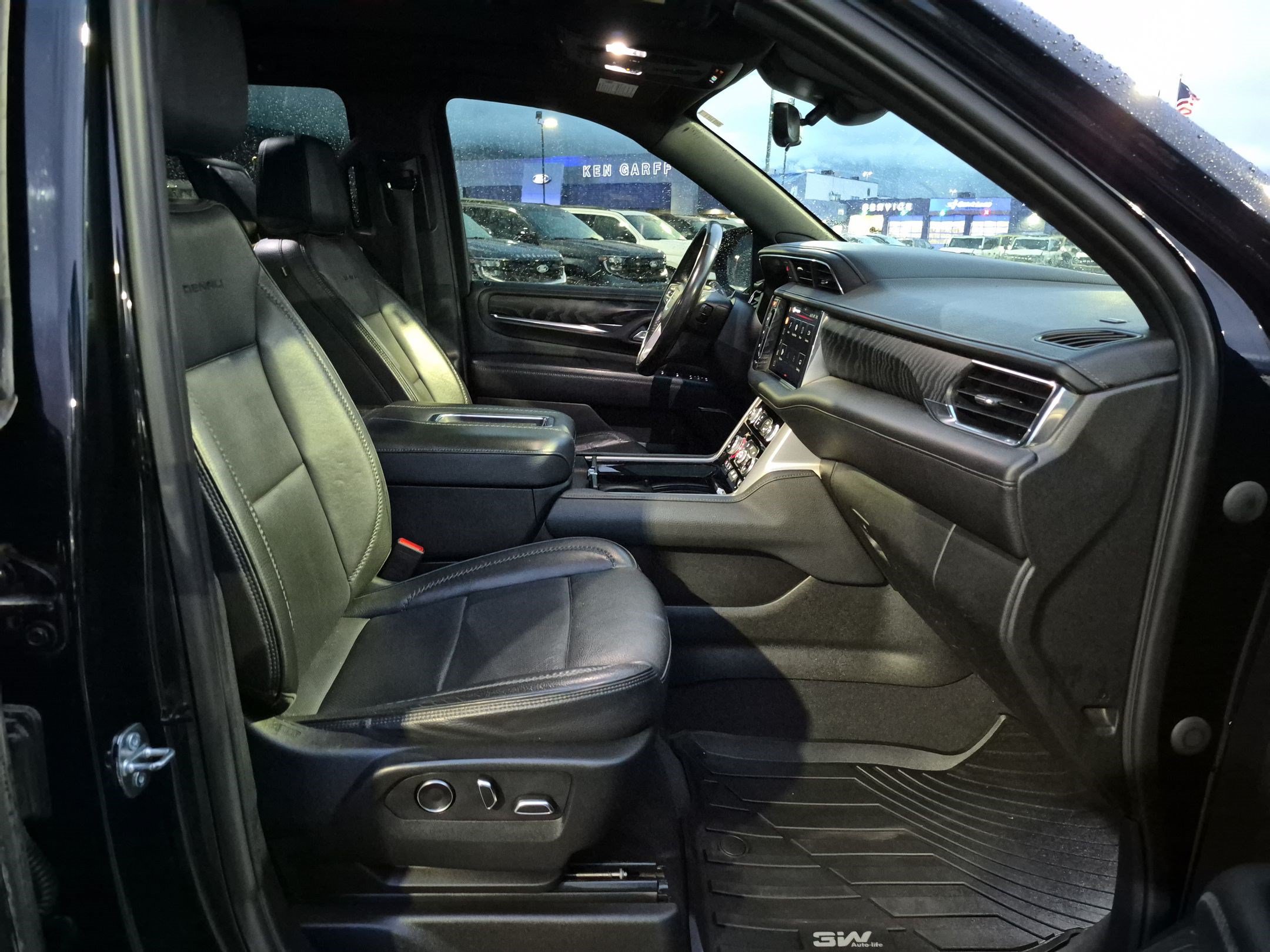 Used 2023 GMC Yukon XL Denali w/ Denali Reserve Package AWD/4WD image 35